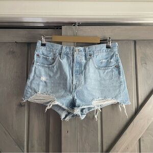 Levi’s women’s 501 distressed light wash denim jeans short shorts daisy dukes 30